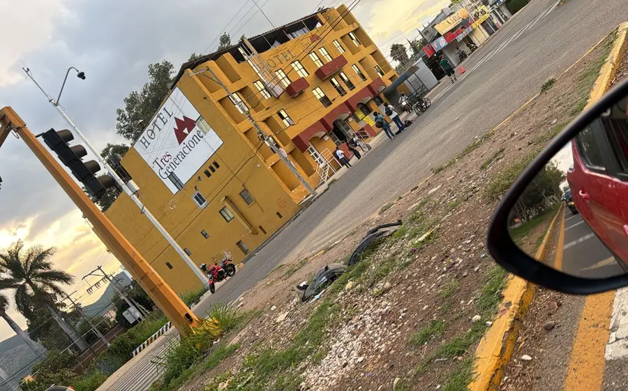 Escena del fuerte accidente en San Sebastián Tutla, donde una persona en silla de ruedas fue arrollada por un vehículo que se dio a la fuga.
