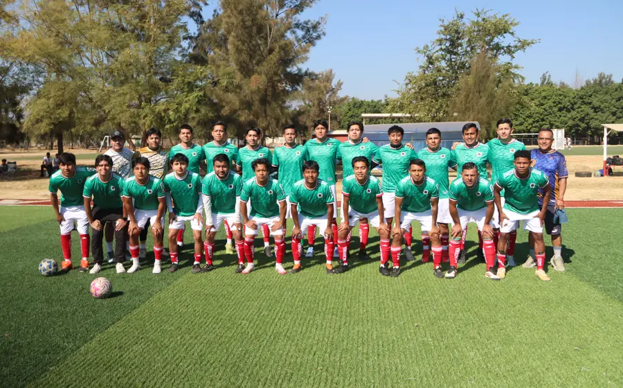 El equipo de béisbol Academia Zaachila posa en el campo, listo para competir por el título de la Liga Mayor A en Oaxaca.