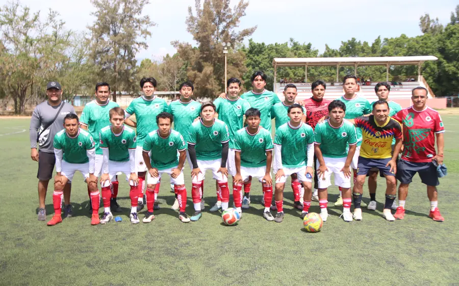 Jugadores del equipo Academia Zaachila en acción durante el partido de fútbol donde dieron el primer paso para avanzar a las semifinales.