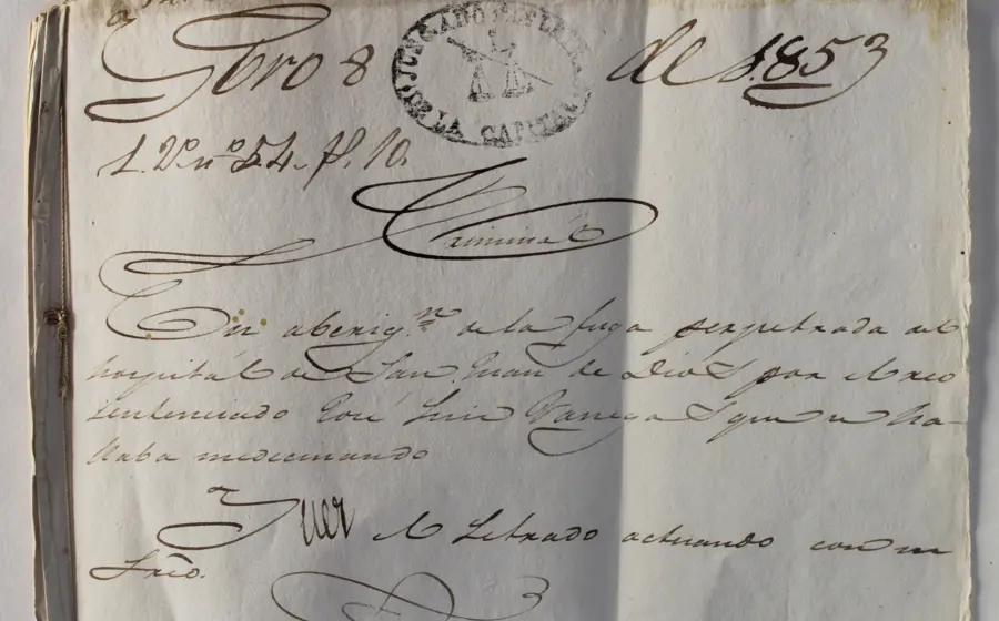 El Alcalde de la Cárcel presenta un parte informativo para anunciar la fuga de José Luis Venegas durante la representación 'Atrápame si puedes 1853'.
