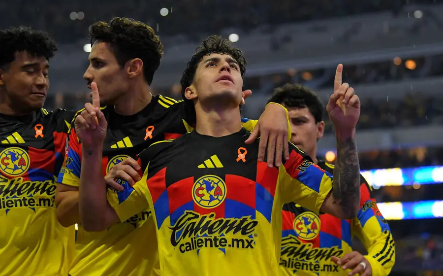 El futbolista Alejandro Zendejas de las Águilas celebra tras anotar de penal el gol que consiguió el empate a tres en el partido.