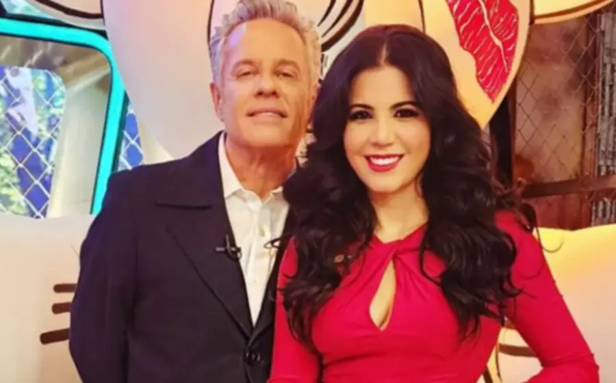 Los actores Alexis Ayala y Cinthia Aparicio juntos en un camerino, en una imagen que ha desatado especulaciones sobre una posible reconciliación amorosa.