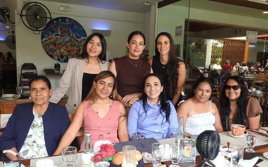 Un grupo de amigas, incluyendo a Anahí Inocente y Ana Karen Armenta, posan sonrientes durante su festejo por el Día de las Madres.