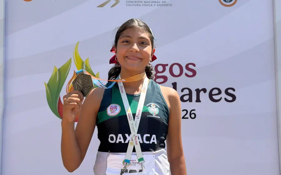 La atleta oaxaqueña Natalia Reyes, figura destacada del Istmo, posa para la cámara con la medalla de oro que ganó en su competencia.