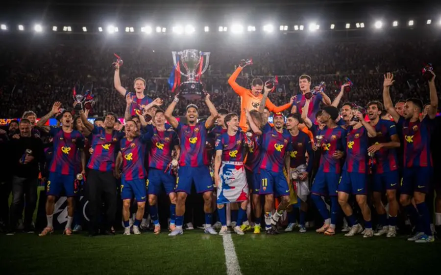 El equipo del FC Barcelona celebra la victoria tras conseguir su título número 29 en la historia del campeonato de LaLiga española.