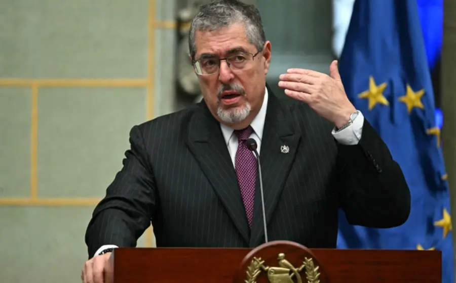 Bernardo Arévalo, presidente de Guatemala, en una fotografía oficial en el contexto del pacto con Estados Unidos para operaciones contra el narcotráfico.