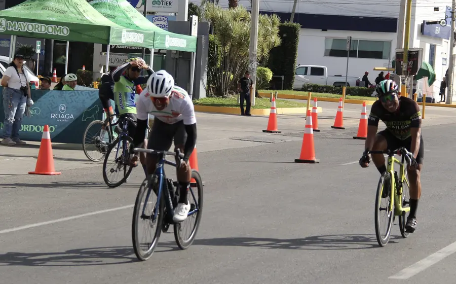 El competidor conocido como Blackman Ramírez en plena acción durante el sprint final, momento en que se impuso para ganar la carrera.