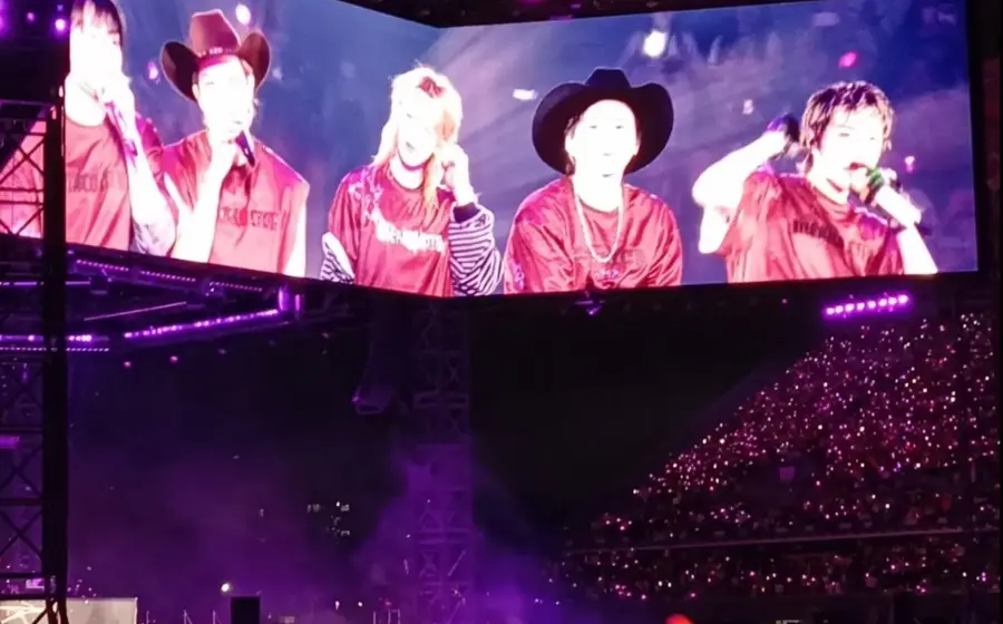 El grupo surcoreano BTS generando una euforia masiva durante su concierto en el Estadio GNP de la CDMX, ante miles de fanáticos emocionados.
