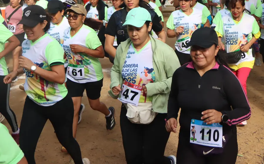 Un grupo de amas de casa se prepara para participar en la carrera atlética del Día de las Madres en Tlalixtac de Cabrera.