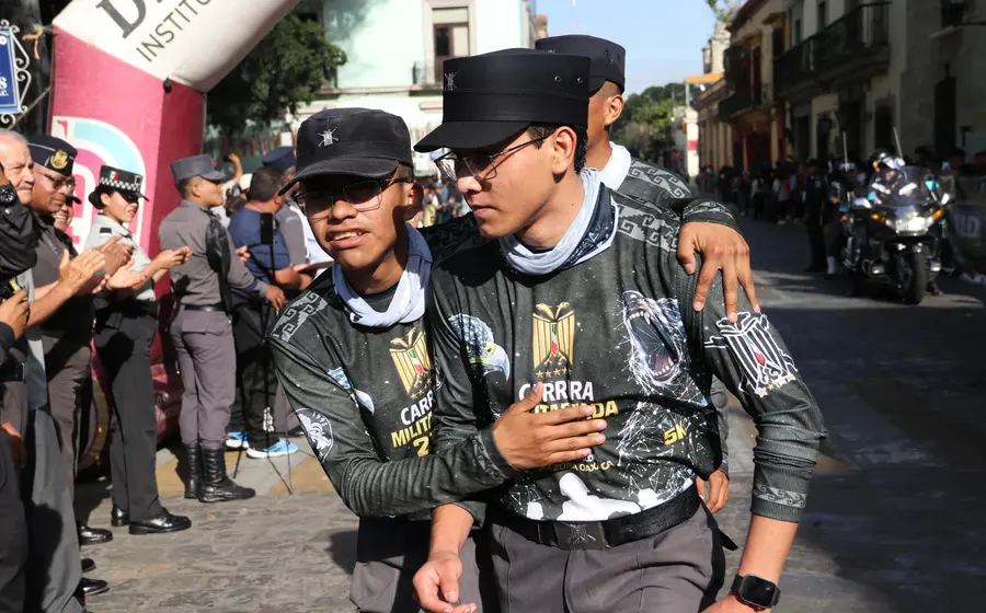 Participantes compitiendo durante la carrera atlética Militarizada en Oaxaca, un evento deportivo donde los atletas locales hicieron valer su condición de anfitriones.