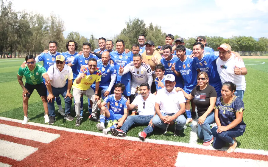 El equipo Casa Club celebra su victoria al proclamarse campeón de la Liga Municipal de Futbol Taladzi, consolidándose como el nuevo monarca.