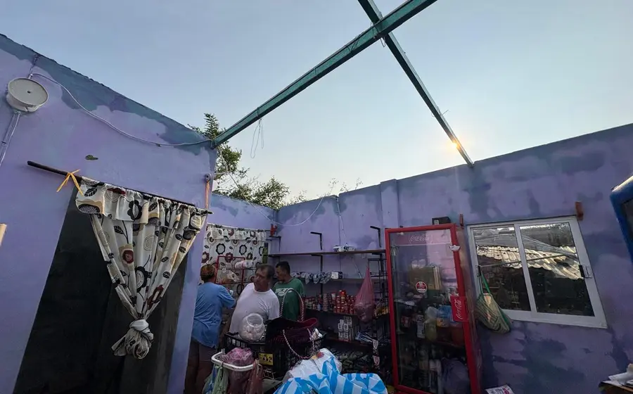 Una de las más de 120 casas en San Francisco Ixhuatán que sufrió desprendimiento de techo debido a una fuerte turbonada en la región.