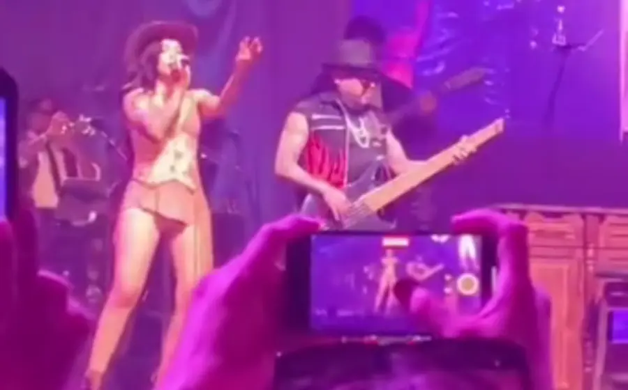 La cantante argentina Cazzu en el escenario junto a A.B. Quintanilla, hermano de Selena, durante una presentación en vivo en Texas.