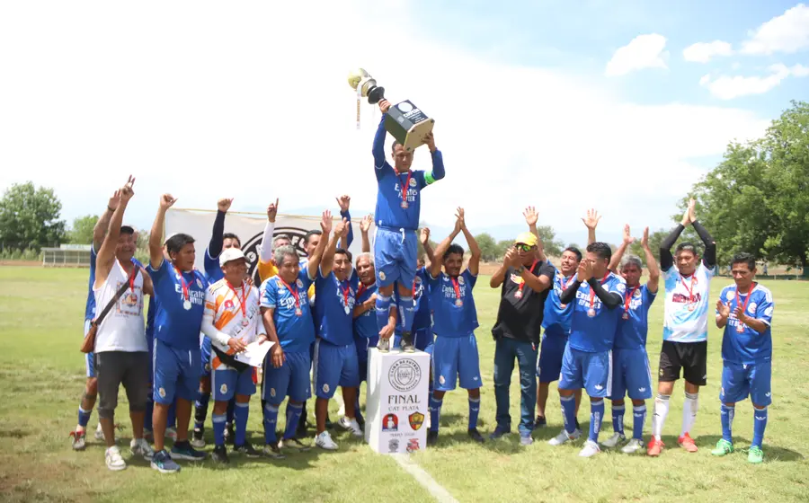 El equipo de fútbol Cementerito celebra con su trofeo tras coronarse campeón y asumir el trono de la categoría Plata en la liga.