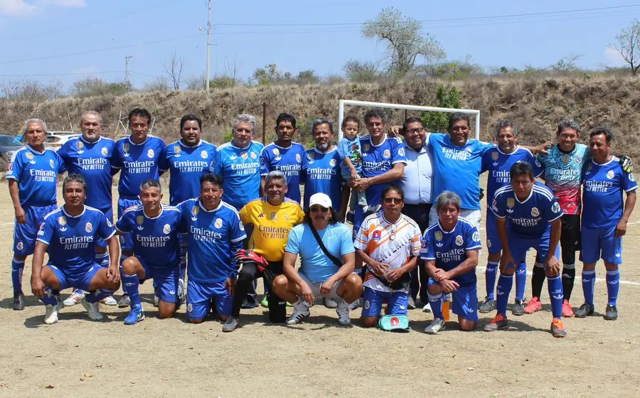El equipo Cementerito en la cancha, listo para disputar la final y buscar el campeonato de la categoría Plata en el torneo local.
