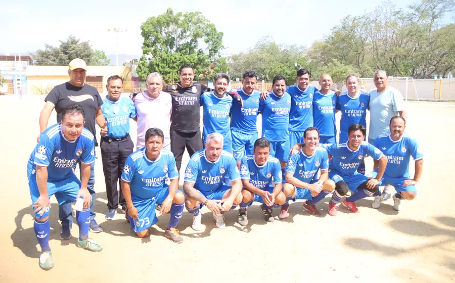 El equipo de fútbol Cementerito en acción durante el partido donde consiguió la victoria como visitante contra Xoxocotlán en el inicio del torneo.