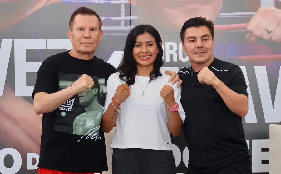 Los boxeadores Julio César Chávez y Jorge Arce se preparan para subir al ring en la pelea de exhibición 'Batalla contra las adicciones'.