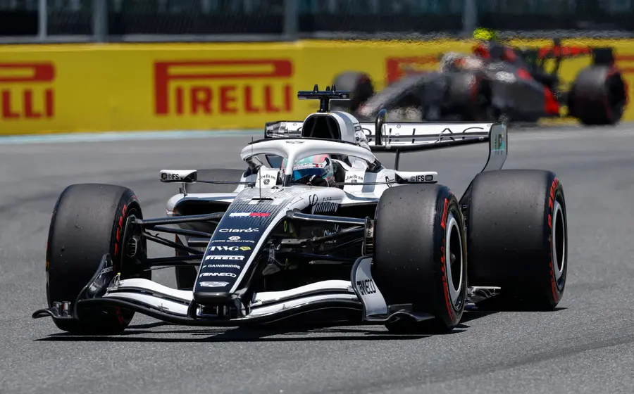El piloto mexicano Sergio 'Checo' Pérez durante el Gran Premio de Miami, donde finalizó en la posición 16, quedando fuera de la zona de puntos.