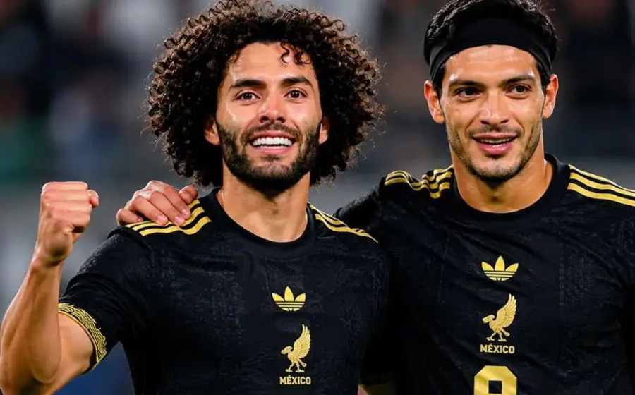 Los futbolistas César 'Chino' Huerta y Raúl Jiménez durante un entrenamiento con la Selección Mexicana de fútbol, tras integrarse a la concentración del Tri.