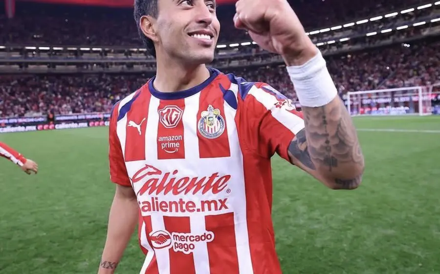 Jugadores de las Chivas celebran eufóricamente en la cancha del Estadio Akron tras la increíble remontada que les dio el pase a las Semifinales.