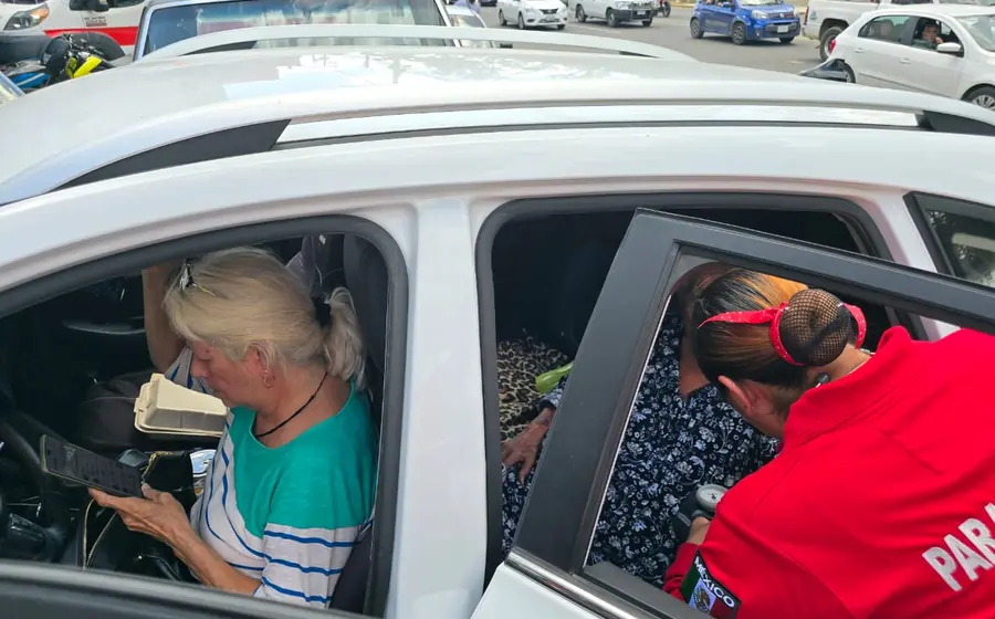 Escena del fuerte choque vehicular en Santa Lucía, provocado por un adulto mayor que se quedó sin frenos en su automóvil.