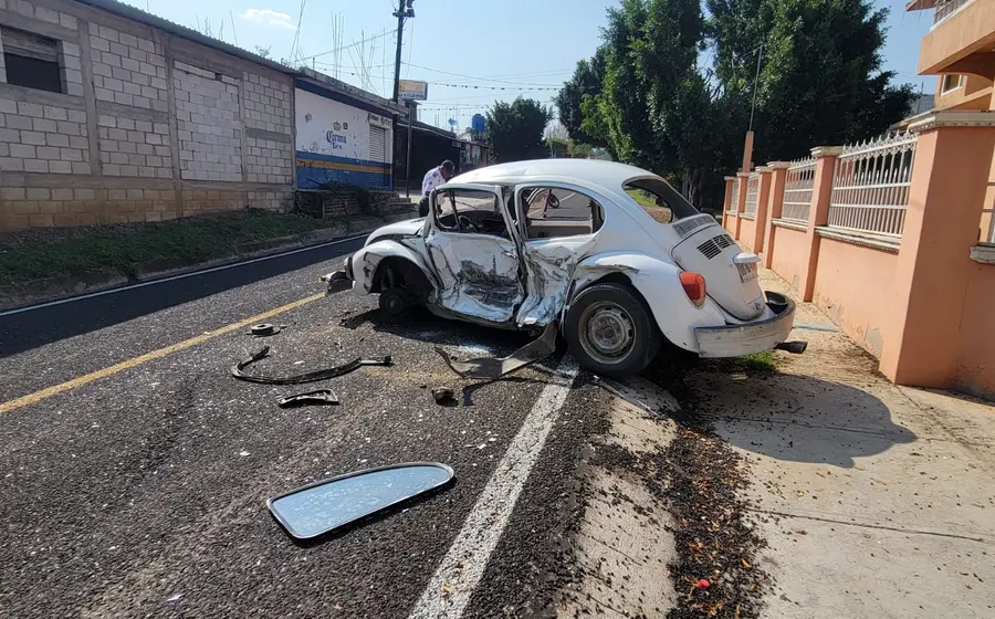Escena del aparatoso choque vehicular en la carretera de Huajuapan, a la altura de Mariscala de Juárez, que dejó tres personas lesionadas.