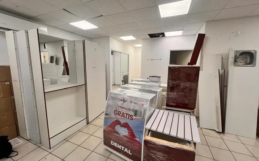 Una farmacia en Oaxaca con las cortinas metálicas cerradas, ilustrando la denuncia de usuarios por el cierre inesperado y la falta de medicamentos.