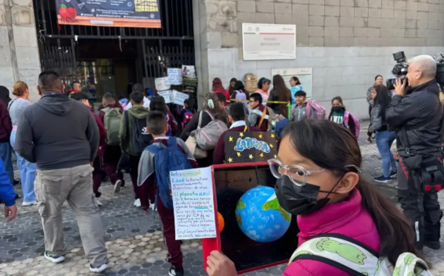 Logo de la CNDH, organismo que alertó sobre cómo los cambios al calendario escolar 2025-2026 podrían afectar el bienestar infantil.