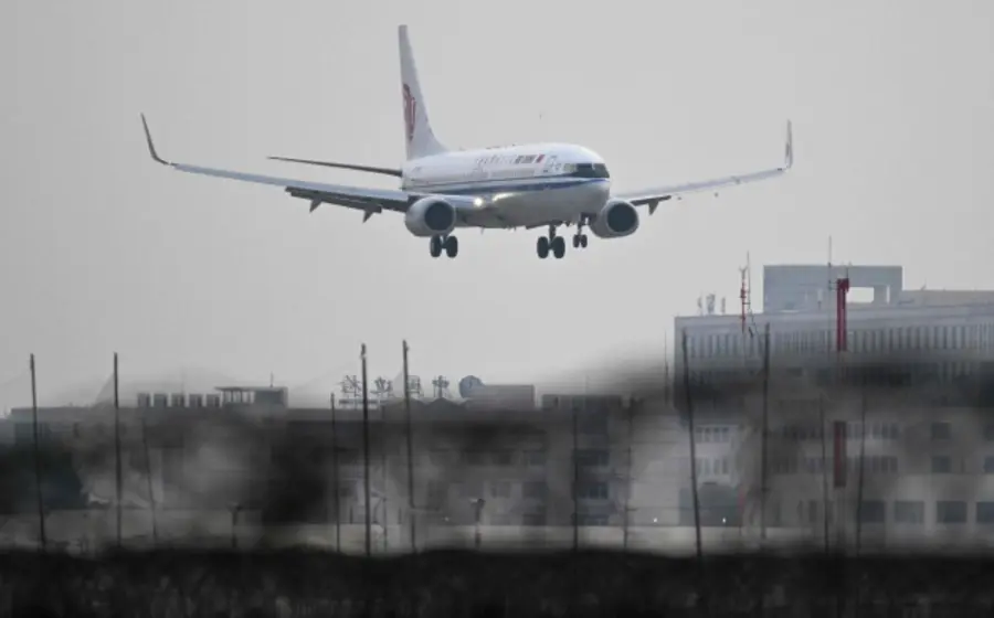 Aeronaves en la pista de un aeropuerto, reflejando la crisis de combustible que impacta al sector aéreo, la más grave desde la pandemia.