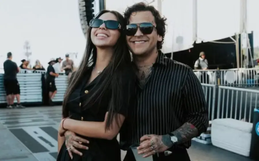El cantante Cristian Nodal durante una entrevista en Chile, donde crecieron los rumores sobre una posible colaboración musical con Ángela Aguilar.
