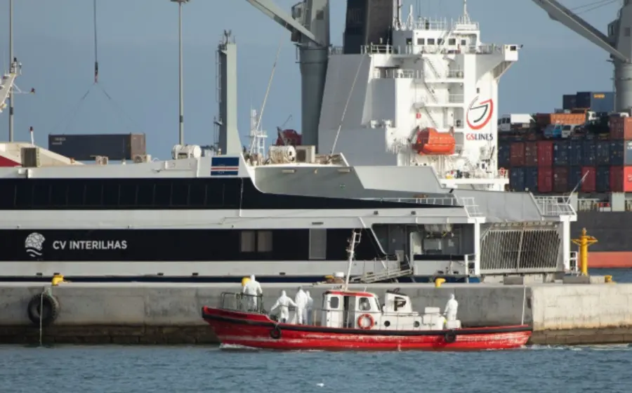 Un crucero navega en el mar, el cual se dirige a España con siete casos sospechosos de un posible brote de hantavirus a bordo.