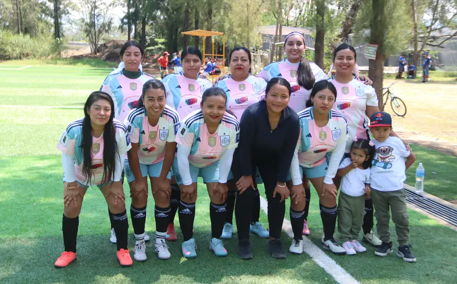 Jugadores del equipo Deportivo Élite durante su partido contra Mazizas, donde no pudieron conservar la ventaja y el encuentro terminó en empate.