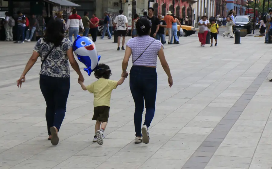Una madre trabajadora en Oaxaca representa la brecha salarial de género, la más alta del país, que afecta la economía familiar.