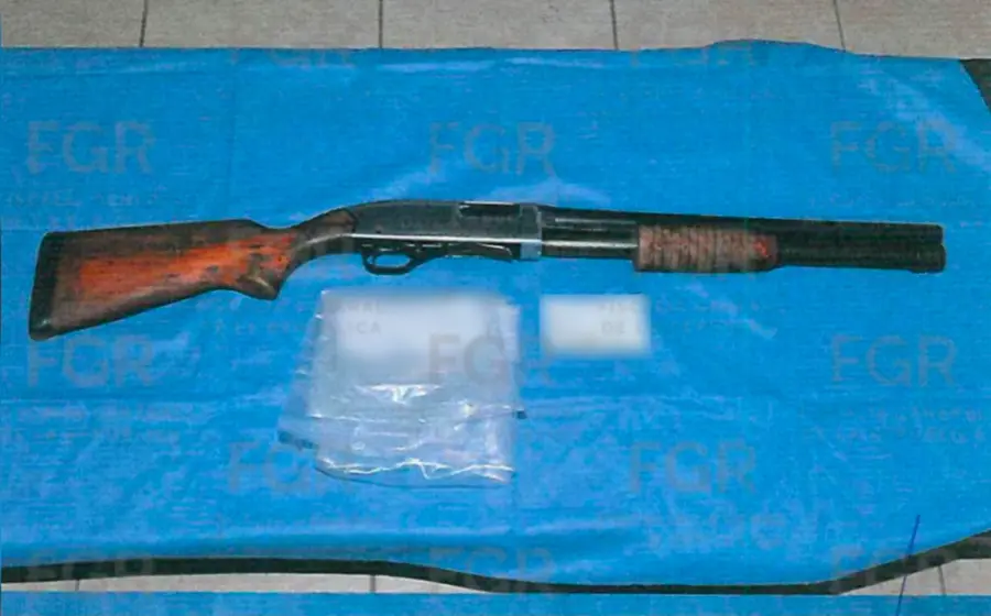Arma de fuego y paquetes de droga asegurados por la FGR durante la detención de un hombre en Juchitán, Oaxaca.