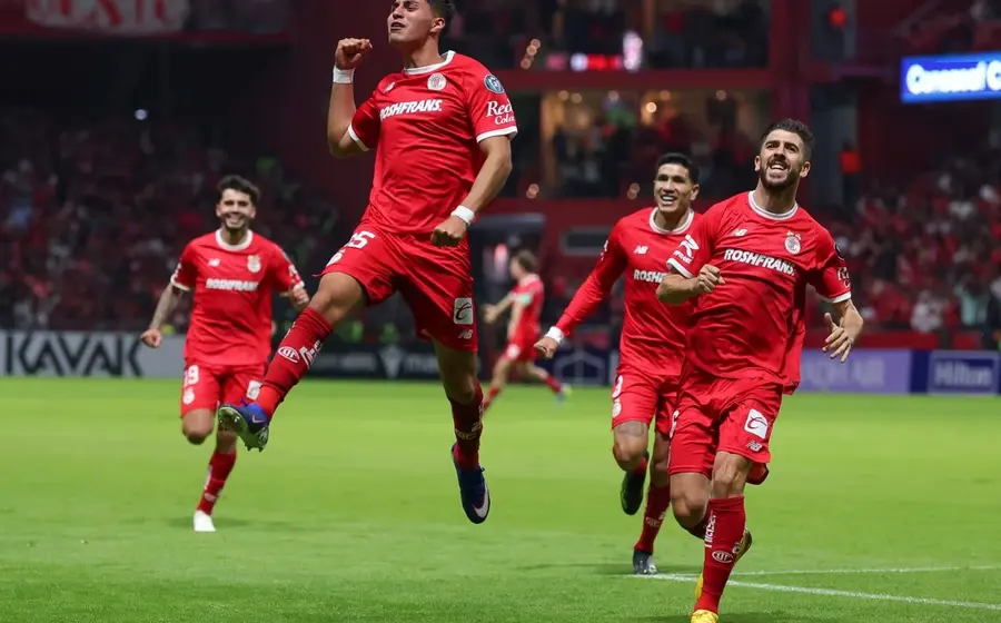 Jugadores de los Diablos Rojos del Toluca celebran un gol durante su contundente victoria por goleada de 4-0 contra el LAFC.