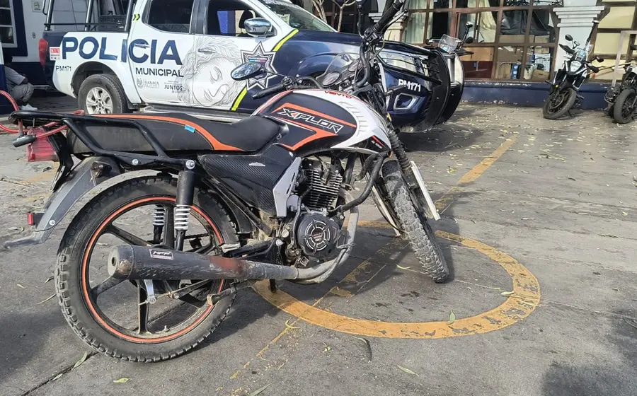 Dos motocicletas con reporte de robo que fueron halladas y aseguradas por la policía durante un operativo en la capital oaxaqueña.