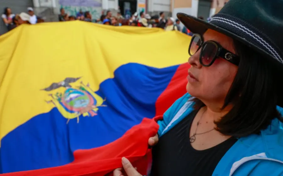 Gráfica informativa sobre el estado de excepción en Ecuador, proyectando que el 74% de la población vivirá bajo este régimen para el 2026.