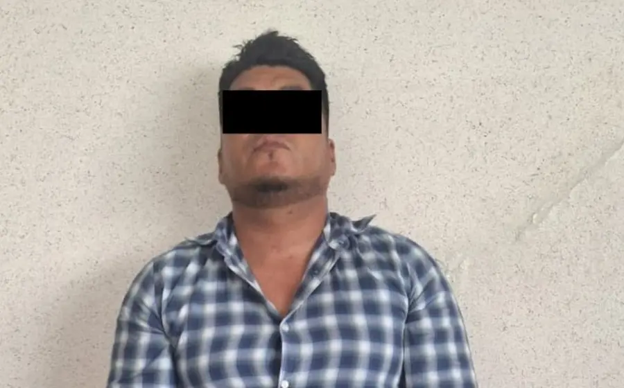 El presidente municipal de Santa María Chilchotla es fotografiado durante su detención por los delitos de extorsión y tentativa de homicidio.