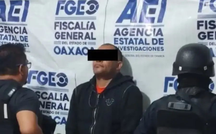 Imagen de la escena del crimen donde un hombre conocido como 'El Cholo' fue asesinado dentro de un bar en Matías Romero, Oaxaca.