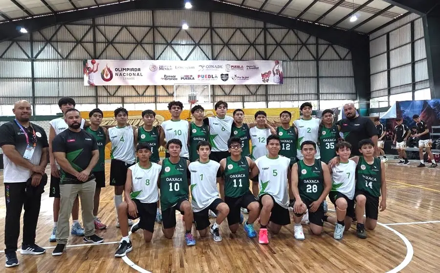 El equipo de basketball U14 de Oaxaca posa para una foto del recuerdo junto a la selección de Chihuahua en la duela deportiva.