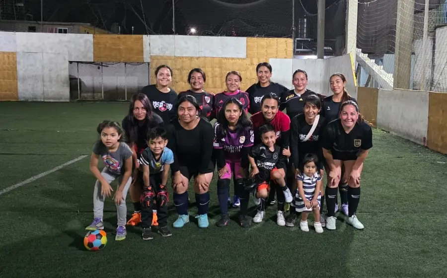 Las jugadoras del equipo de mamás RBD compiten en la cancha con el objetivo de conseguir su pase a las finales del torneo.