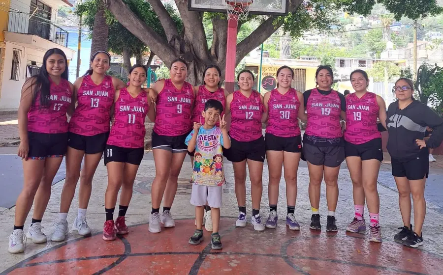 El equipo de San Juan festeja su clasificación a la final del torneo de fútbol, logrando su pase para enfrentar a Oaxagua.