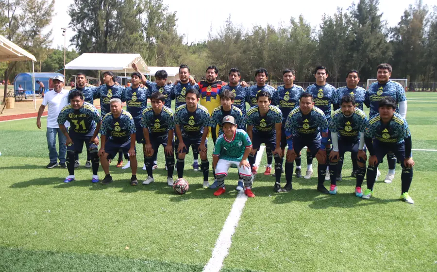 El equipo de Tres Cruces celebra emocionado tras conseguir el título de campeones en la categoría de segunda fuerza del torneo.