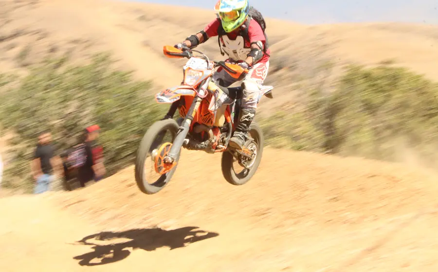 Motociclistas compiten en el Campeonato Estatal de Enduro en Tonameca, una jornada de adrenalina y velocidad celebrada el 23 y 24 de mayo.