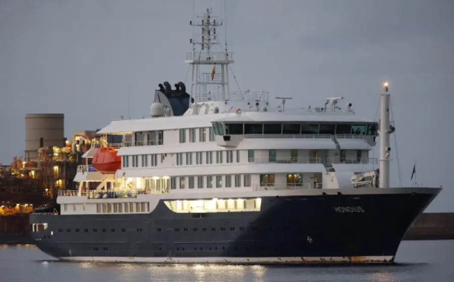 Pasajeros son evacuados de un crucero afectado por un brote de hantavirus, una situación que la OMS no considera una alarma global.