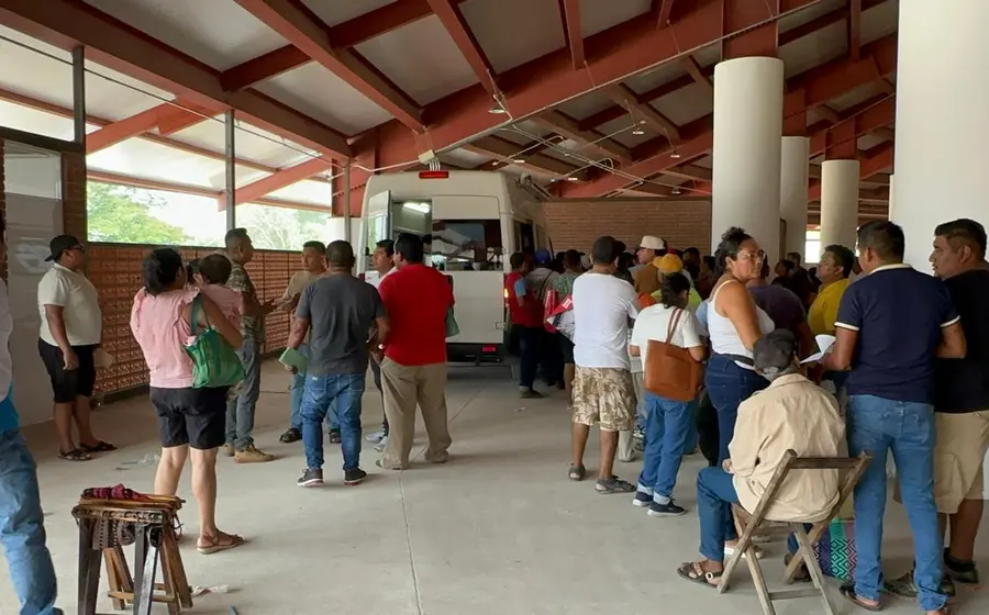 Un aspirante a conductor de mototaxi realiza su examen teórico sobre el Reglamento Vial para obtener su licencia en Juchitán, Oaxaca.