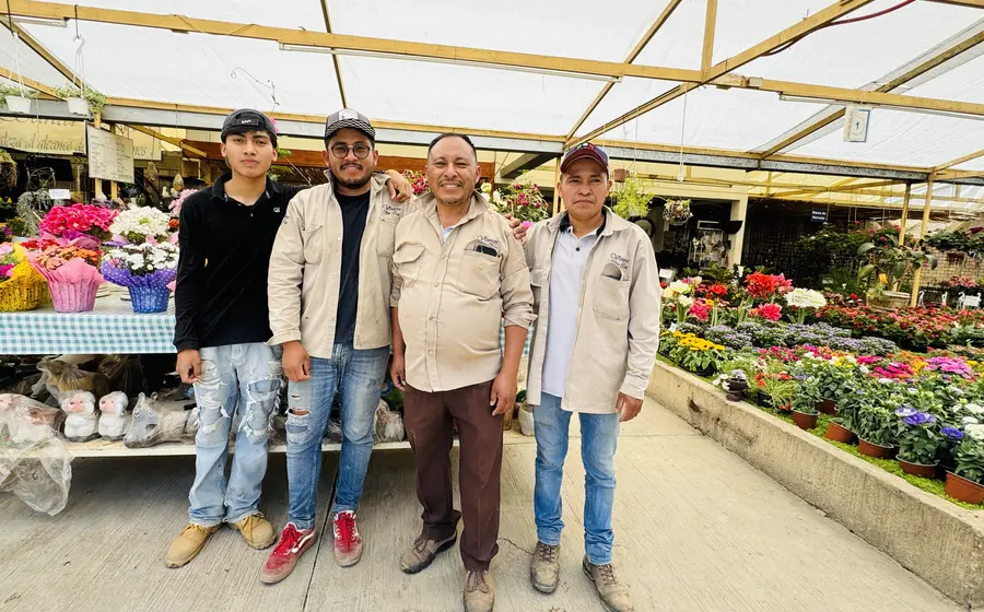 Un equipo de expertos en plantas y flores asesora a clientes que buscan el regalo ideal para sus hogares o para este 10 de mayo.