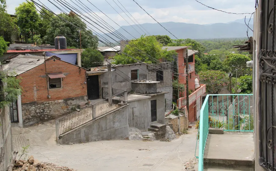 Los constantes cortes de energía eléctrica en Tehuantepec han provocado serias afectaciones en hogares, escuelas y negocios locales.