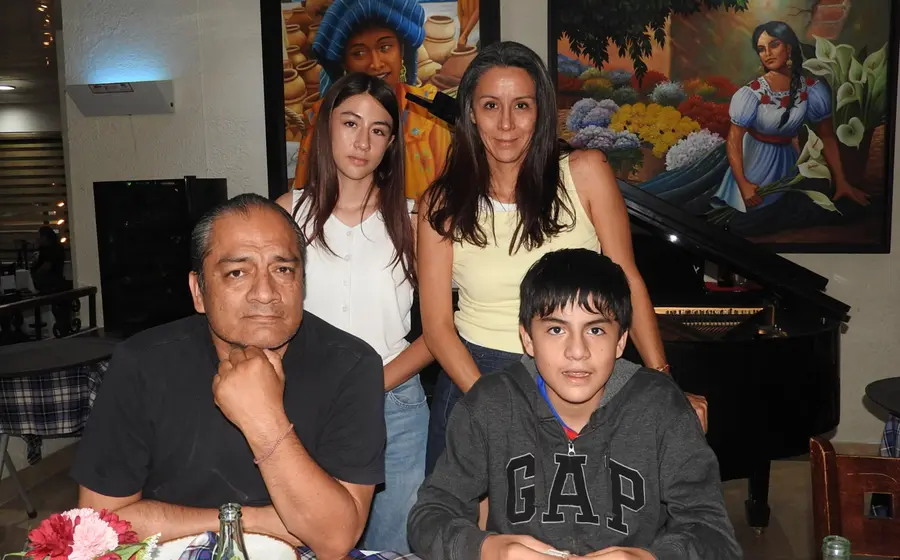 La Familia López Loranca posa sonriente para un retrato que captura un momento de felicidad, como parte de la sección Familias felices.