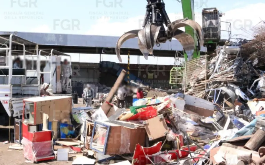 La FGR en Aguascalientes durante la destrucción de 300 máquinas tragamonedas, cigarrillos ilícitos y narcóticos asegurados en un operativo.